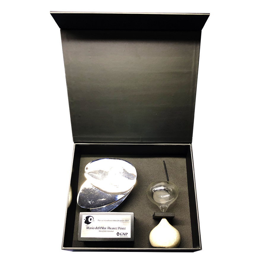 CAJA CON SOLAPA DE IMAN A606